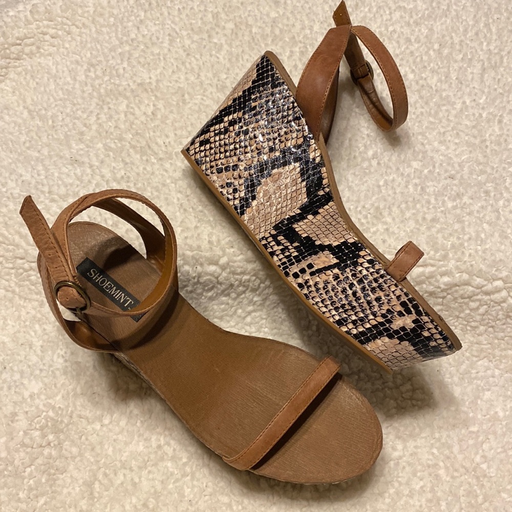 Shoemint women’s faux snake skin wedge sandals size 7.5